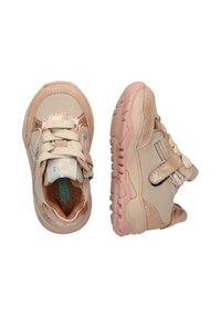 Scarpe sportive rosa chiaro con dettagli in suede e lucidi, dotate di chiusura a lacci e Velcro, suole testurizzate e logo laterale.