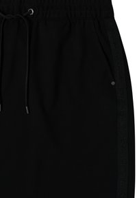 Pantalones negros con cordón ajustable en la cintura, bolsillo lateral y un sutil detalle de rayas texturizadas a lo largo de la costura exterior.