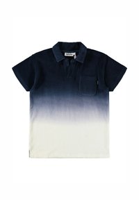 Koszulka polo z krótkim rękawem, z gradientem od granatu do bieli, z kołnierzykiem i kieszenią na lewej piersi, wykonana z miękkiego materiału, z rozcięciami po bokach.