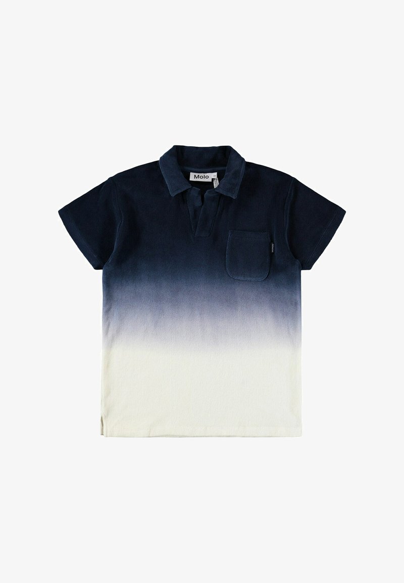 Koszulka polo z krótkim rękawem, z gradientem od granatu do bieli, z kołnierzykiem i kieszenią na lewej piersi, wykonana z miękkiego materiału, z rozcięciami po bokach.