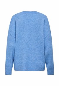 Pull bleu clair, en tissu tricoté doux, doté d'un col rond, d'épaules tombantes et de poignets côtelés. Le dos est simple, sans ornements.