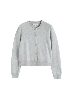 Cardigan en tricot gris avec un col rond, des manches longues et six boutons sur le devant. L'ourlet et les poignets côtelés ajoutent de la texture.