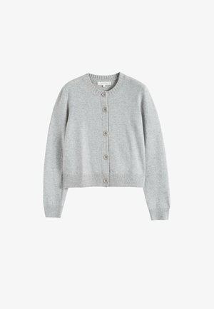 Cardigan grigio a maglia con scollatura rotonda, maniche lunghe e sei bottoni davanti. L'orlo e i polsini rigati aggiungono texture.