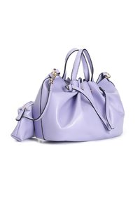 Borsa in pelle lavanda con design arricciato, manici doppi e tracolla regolabile. Presenta dettagli in metallo dorato e rifiniture nere.