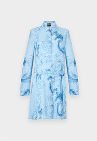 Φόρεμα με μακριά μανίκια σε ανοιχτό γαλάζιο χρώμα, με γιακά, στροβιλιζόμενα πιο σκουρόχρωμα μπλε σχέδια, κουμπωτό μπροστινό μέρος και ζώνη από το ίδιο ύφασμα δεμένη στη μέση.