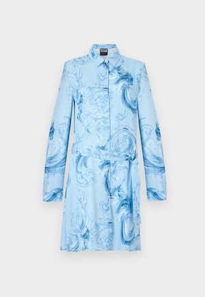 Robe à manches longues bleu clair avec col, motifs tourbillonnants bleu foncé, devant boutonné et ceinture assortie en tissu nouée à la taille.