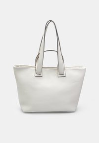Hvid tekstureret læder tote taske med to lange håndtag og kontrasterende sorte kanter, der har et åbent design.