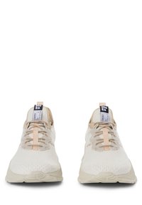 Lette sneakers i off-white maske med beige detaljer, med et strømlinjeformet design, snøring og strukturerte gummisåler.
