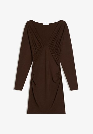 Temno rjava obleka z dolgimi rokavi, V-izrezom, naborki pri prsih in pasu ter rahlo nabrana krila.
