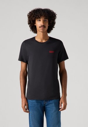 Zwarte katoenen T-shirt met een ronde hals, voorzien van een klein rood Levi's-logo op de linkerkant van de borst. Korte mouwen en een standaard pasvorm.