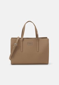 Borsa tote in ecopelle color tan con doppi manici superiori e una tracolla removibile. Presenta una forma rettangolare e una placca con logo in metallo.