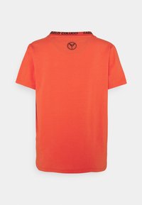 Korte mouw t-shirt in helder oranje katoen, met een zwarte logo band bij de kraag en een cirkelvormig logo op de achterkant.