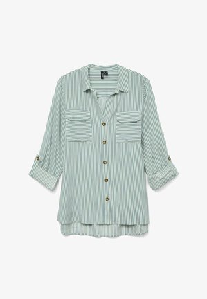 Prugasta srajca z gumbki v svetlo zeleni in beli barvi, z dvema žepoma na prsih, z zavihanimi rokavi in zlatimi gumbi. Mehak tekstilni material.