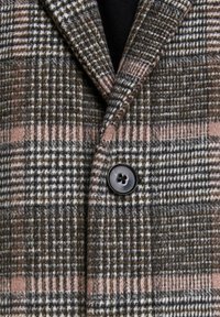 Brun och grå rutig kappa med en svart knapp, som har ett texturerat ullblandningsmaterial och en krage med urtag.