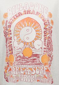 Σχεδιασμός μπλουζάκι με κείμενο "Billabong", ήλιο γιν-γιανγκ, κύματα ωκεανού, βουνά, λουλούδια, μανιτάρια και φράσεις "Άφησέ το καλύτερα" και "Κάνε ένα ταξίδι σερφ".