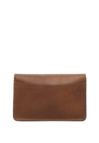 Portafoglio in pelle marrone con una superficie liscia, forma rettangolare e bordo superiore curvo. Presenta una tasca frontale con cuciture ordinate.
