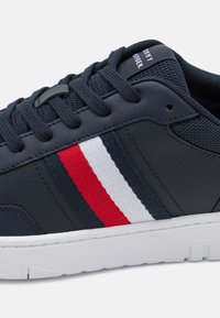 Tommy Hilfiger BASKET CORE LITE granatowy