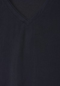 Mørkeblå V-hals T-shirt lavet af blødt stof; subtil tekstur med en glat finish, der har en ren halsudskæring og ingen synlige mønstre eller accenter.