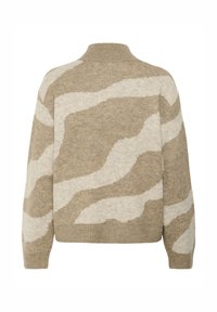 Beige színű kötött pulóver hullámos fehér mintával, kerek nyakkivágással és hosszú ujjakkal. Puha tapintású, laza fazonú, bordás passzéval és aljjal.