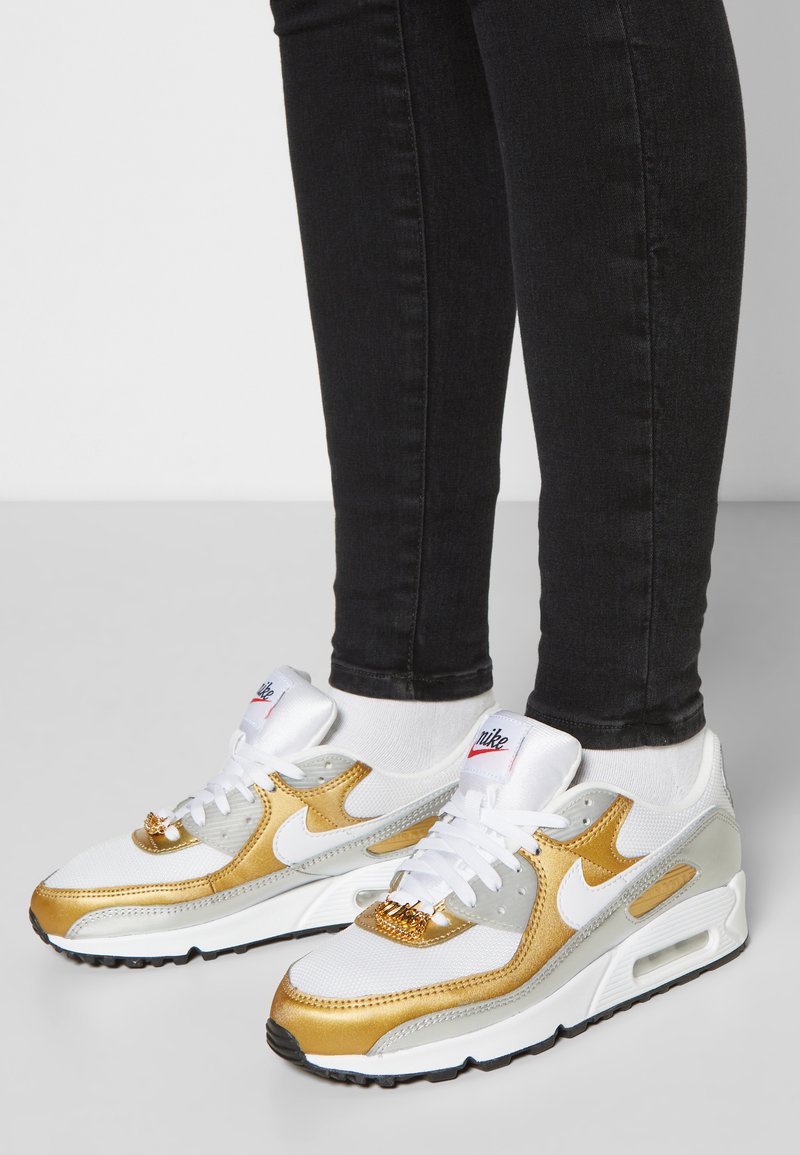 Nike Sportswear Air Max 90 Se Trainers White Metallic Gold Metallic Silver Black Habanero Red White Zalando De