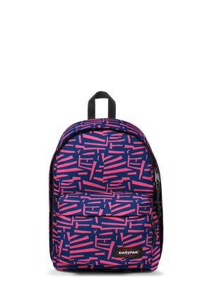 Mochila con un fondo azul marino y patrones geométricos en rosa, hecha de tela duradera, incluye un asa en la parte superior y un bolsillo frontal.