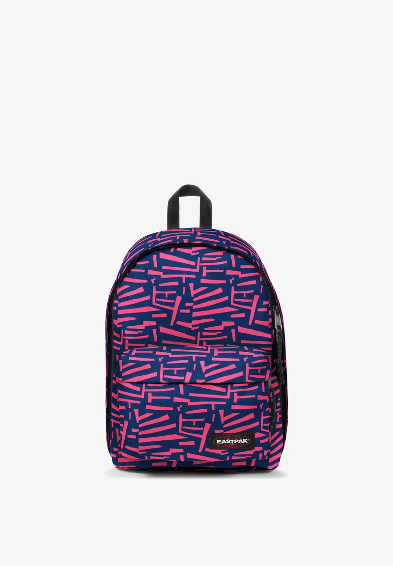 Mochila con un fondo azul marino y patrones geométricos en rosa, hecha de tela duradera, incluye un asa en la parte superior y un bolsillo frontal.