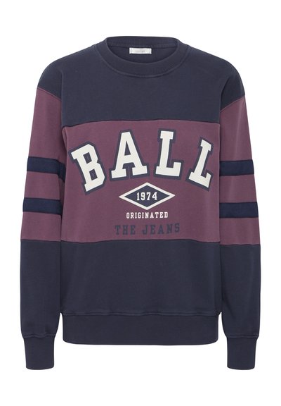 Puuvillasegust dressipluus, millel on tumesinised ja burgundia punased horisontaalsed triibud, suur valge tekst "BALL 1974" ja soonikkoes varrukaotsad.