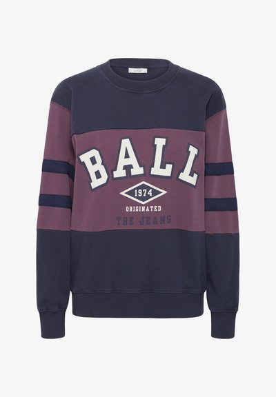 Hanorac realizat dintr-un amestec de bumbac, având dungi orizontale bleumarin și burgund, cu un text mare alb "BALL 1974" și manșete ribbate.