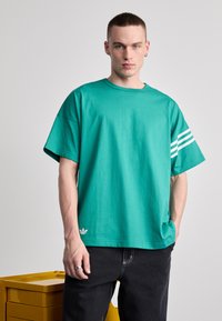 adidas Originals NEU - Apdrukāts T-krekls - active green
