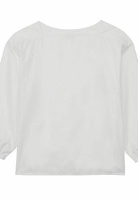 Chemise blanche à manches longues avec un col rond, en tissu doux et avec des manches bouffantes. Design simple sans motifs ni accents.