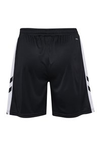 Zwarte sportshorts met een elastische tailleband, voorzien van witte zijpanelen en een gladde, lichtgewicht stof. Inclusief zwarte diagonale strepen.
