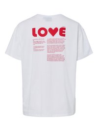 Bijela majica kratkih rukava s velikim crvenim tekstom "LOVE", gdje je slovo "V" u obliku srca, a ispod je ispisan višestihni poetski opis ljubavi.