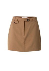 Brauner, maßgeschneiderter Minirock mit flachem Vorderteil, zwei vorderen Taschen, Gürtelschlaufen und einem einfachen Knopfverschluss. Glattes, leichtes Material.