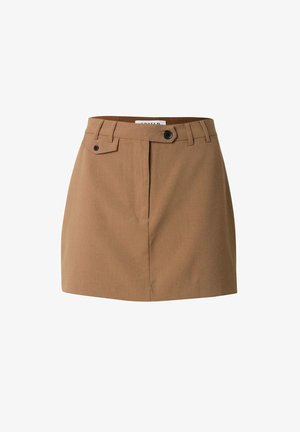 Bruine op maat gemaakte mini-jurk met een vlakke voorkant, twee voorzakken, riemlussen en een enkele knoopsluiting. Glad, lichtgewicht materiaal.