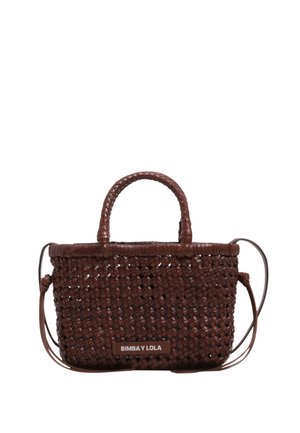 Bolso marrón de cuero trenzado con asa trenzada, correa larga para el hombro y etiqueta "BIMBA Y LOLA" en la parte delantera.