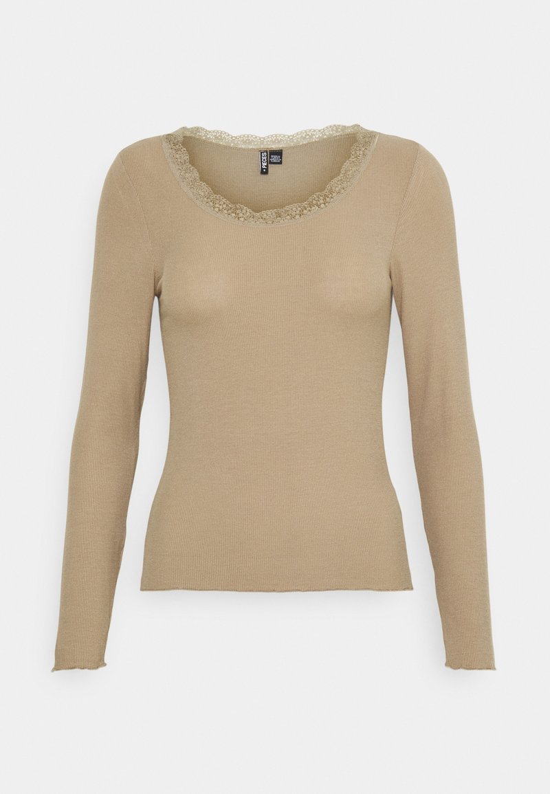 Beige långärmad topp med ribbad textur, rund halsringning och spetsdetalj. Mjuk tygfinish med lätt uppfransning vid ärmsluten.
