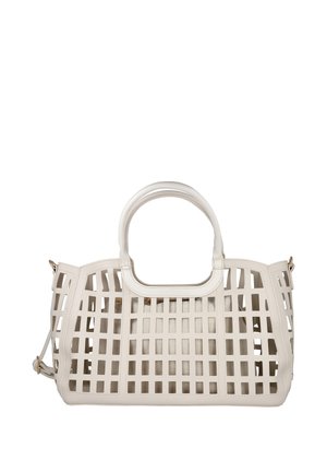 Bolso blanco con recortes en patrón de cuadrícula y asas redondeadas, que incluye una bolsa interior beige y una correa desmontable sobre un fondo blanco.