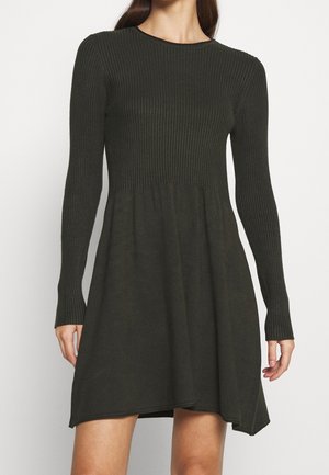 Robe tricotée en vert foncé, corsage côtelé avec des manches longues, jupe évasée, texture douce, encolure ronde, ourlet au genou, design décontracté.