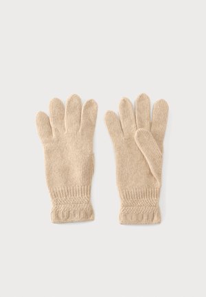 Par de guantes de lana beige tejidos con puños acanalados y un sencillo patrón de trenza sobre un fondo claro.