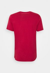 Rotes Baumwoll-T-Shirt mit kurzen Ärmeln, rundem Ausschnitt und abgerundetem Saum. Glatte Textur, keine Muster oder sichtbaren Akzente.