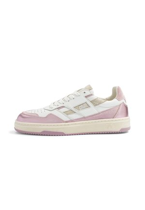 Baskets basses blanches avec des superpositions en daim rose, des touches beiges, un bout perforé et un panneau latéral marqué, affichées en profil sur fond blanc.