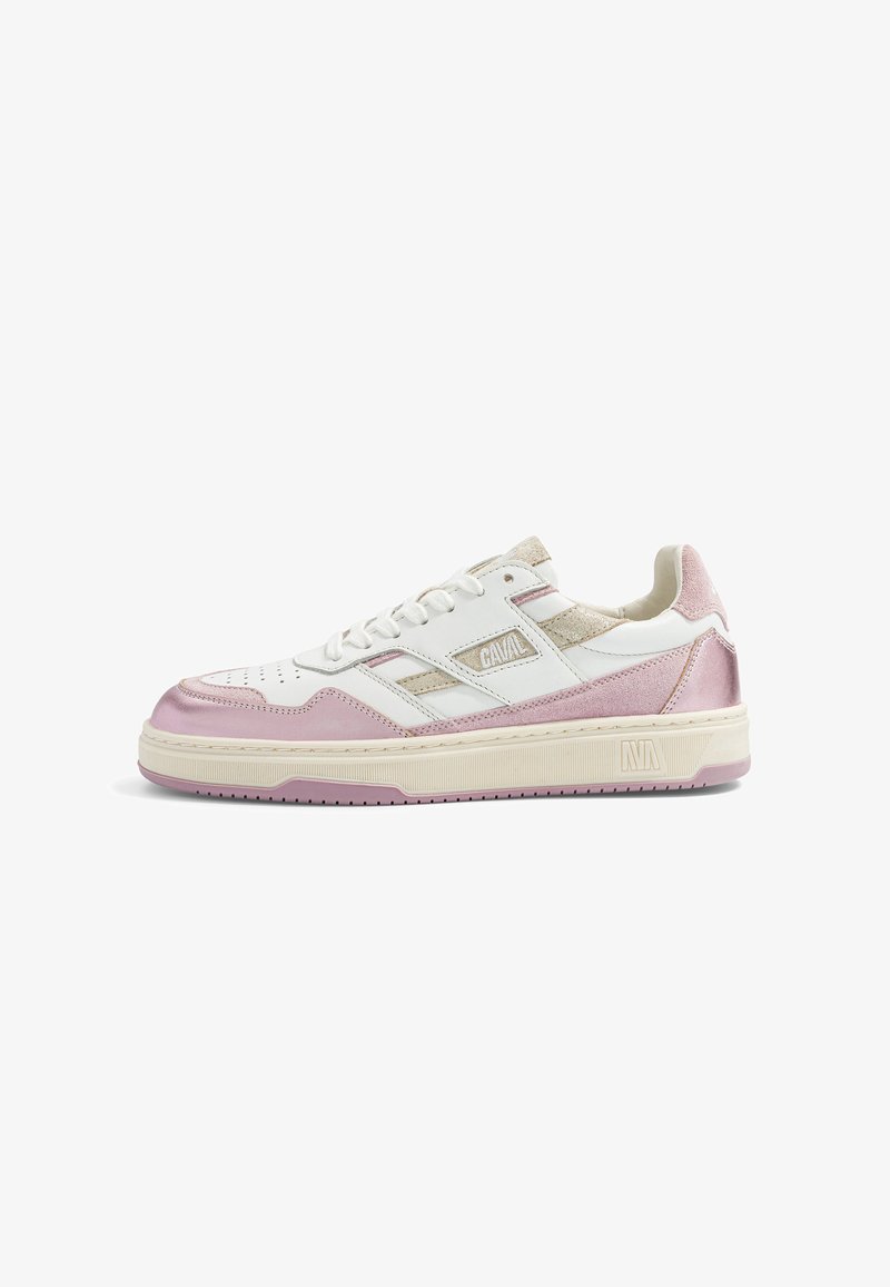 Baskets basses blanches avec des superpositions en daim rose, des touches beiges, un bout perforé et un panneau latéral marqué, affichées en profil sur fond blanc.
