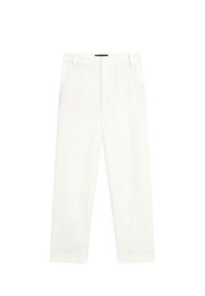 Witte broek met rechte pijpen, steekzakken aan de zijkant en riemlussen, voorzien van een rits en knoopsluiting aan de voorkant.