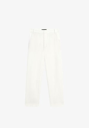 Hvide bukser med lige ben, sidelommer og bæltestropper, med lynlås og knaplukning foran.