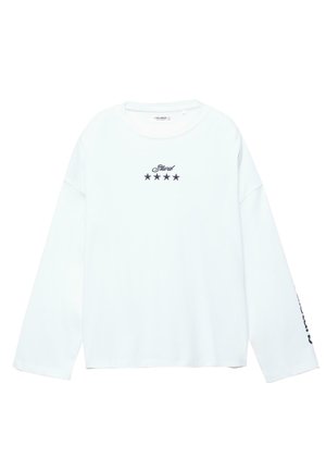 Biela košeľa s dlhým rukávom s nápisom "Stud" a štyrmi čiernymi hviezdami potlačenými v strede hrudnej oblasti, so zaobleným výstrihom.