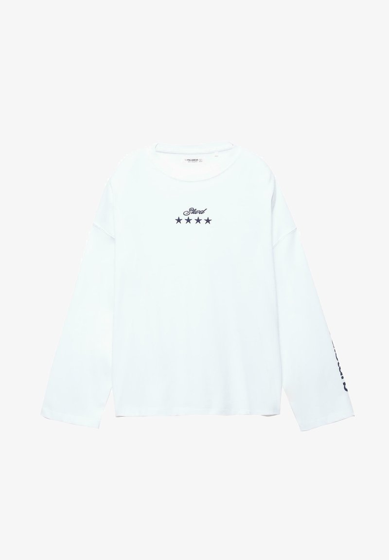 Chemise blanche à manches longues avec "Stud" et quatre étoiles noires imprimées au centre de la poitrine, avec un col rond.