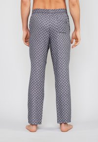 Grijze loungebroek voor heren met een geometrisch patroon, elastische tailleband en achterzak, gemaakt van een zachte, lichte stof.