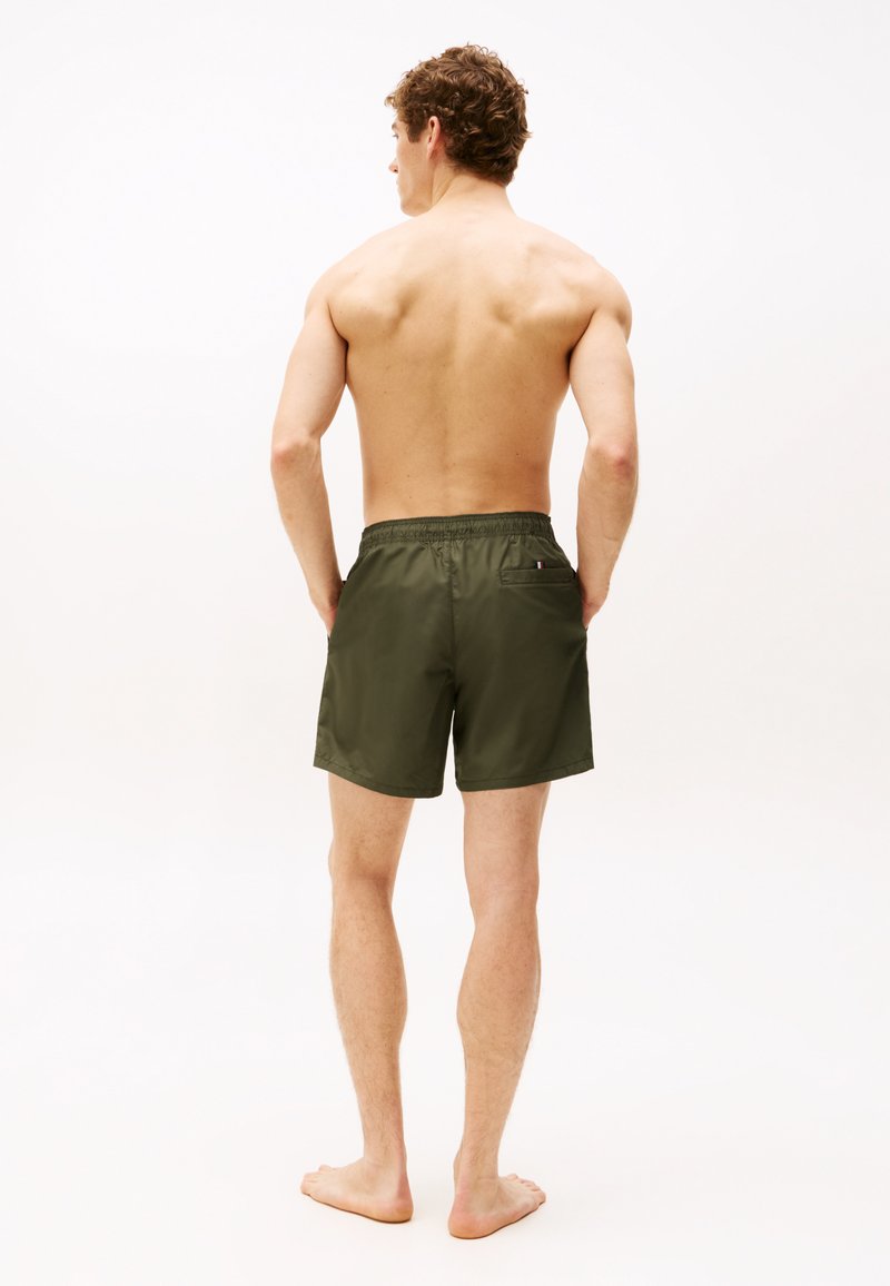 Herrarnas olivgröna badshorts med elastisk midja, sydda detaljer och en enda bakficka. Slät, lättviktig tyg, ovanför knä-längd.