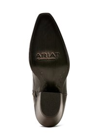 Suela de bota de cuero negro con forma de punta, que presenta la marca "ARIAT" y un patrón de agarre texturizado. Acabado suave con detalles de hardware mínimos.