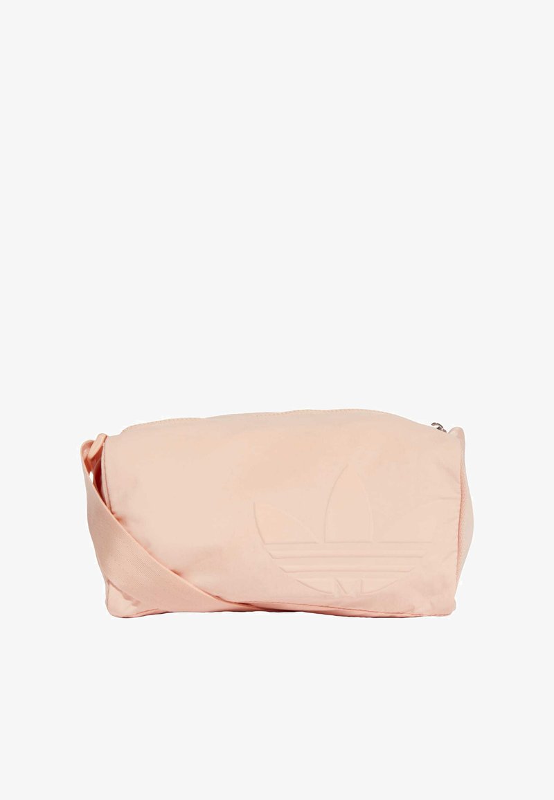 Bolso de hombro de nylon rosa con un logo texturizado, cierre de cremallera y correa ajustable. Forma rectangular con superficie lisa y diseño minimalista.